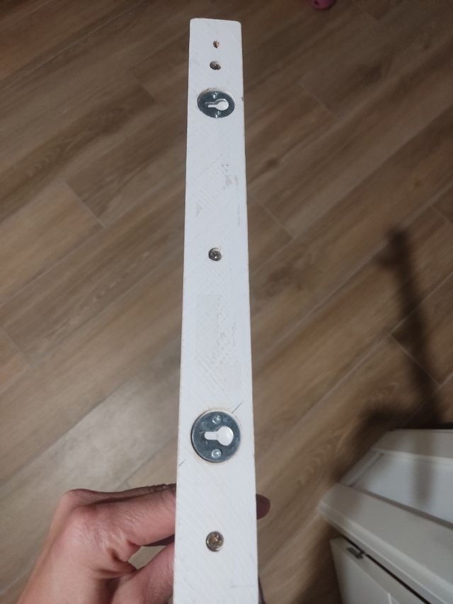 appendiabiti per bambini bianchi a forma di matita