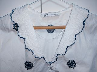 Camisa blanca con bordados. Marca: Zara