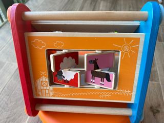 Caja de actividades madera para bebés de 0-2 años.