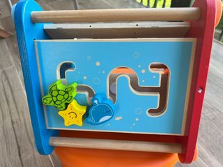 Caja de actividades madera para bebés de 0-2 años.