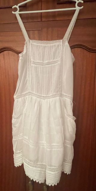 Peto Maje con puntilla en color blanco. 