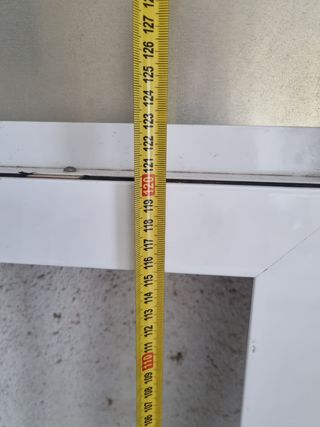 VENTANA DE ALUMINIO BLANCA CON PERSIANA