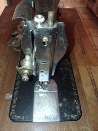 Maquina de coser con mueble ALFA