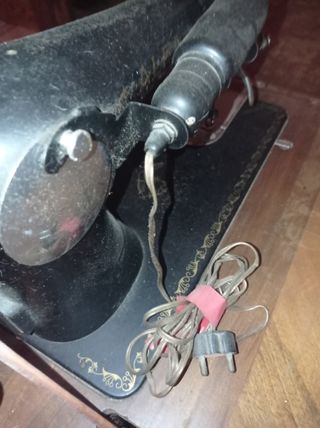 Maquina de coser con mueble ALFA