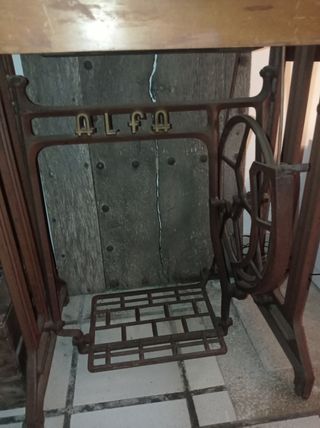Maquina de coser con mueble ALFA