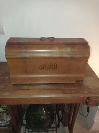 Maquina de coser con mueble ALFA