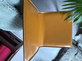 Cuatro sillas de piel regenerada en tono camel