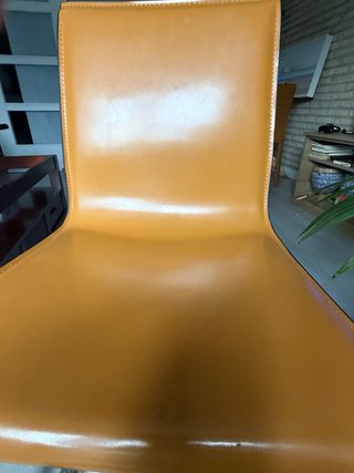 Cuatro sillas de piel regenerada en tono camel