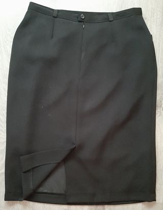 Falda negra de mujer con bolsillos