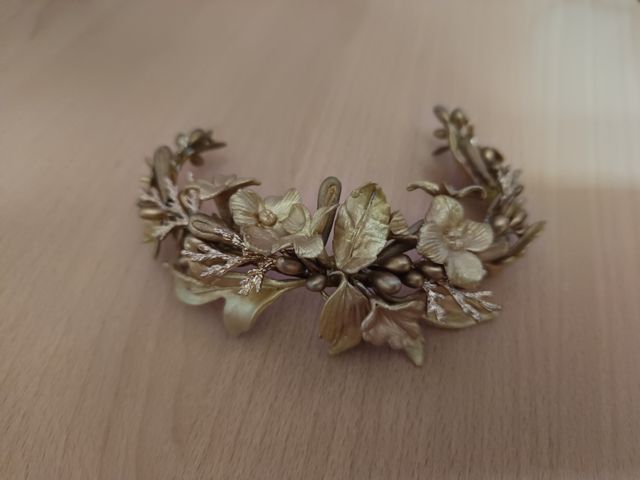 Tocado Dorado. Hecho a mano