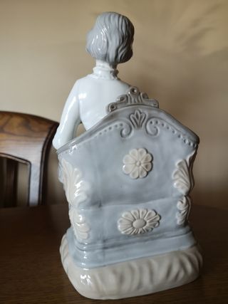 Figura mujer de porcelana