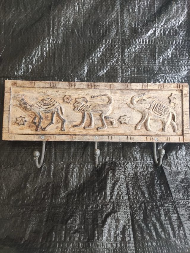 Appendiabiti in legno intagliato a mano