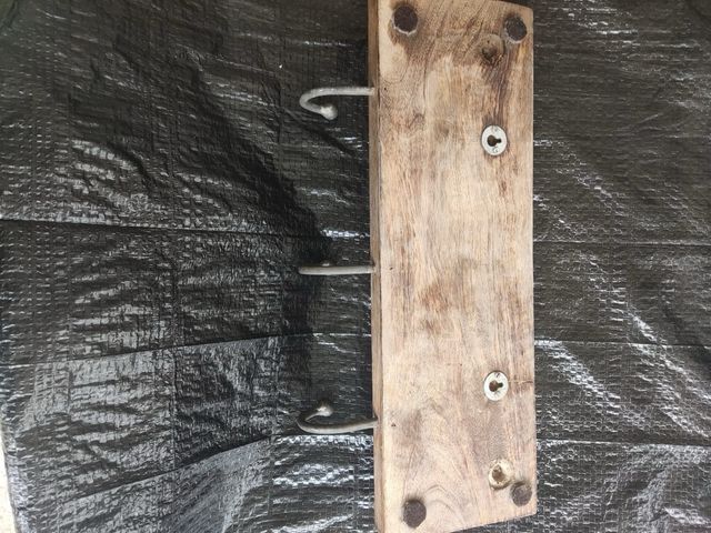 Appendiabiti in legno intagliato a mano