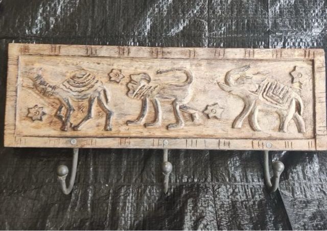 Appendiabiti in legno intagliato a mano