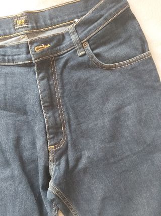 Pantalón vaquero azul, de Lee