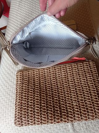 Bolso dorado y otro de rafia