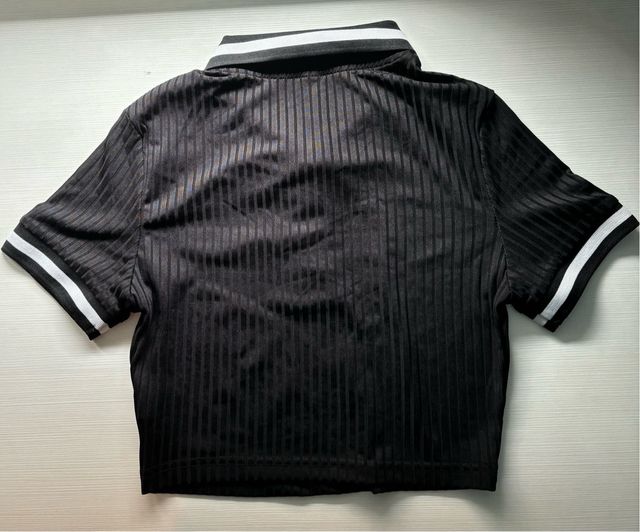 Top de manga corta y cuello vuelto