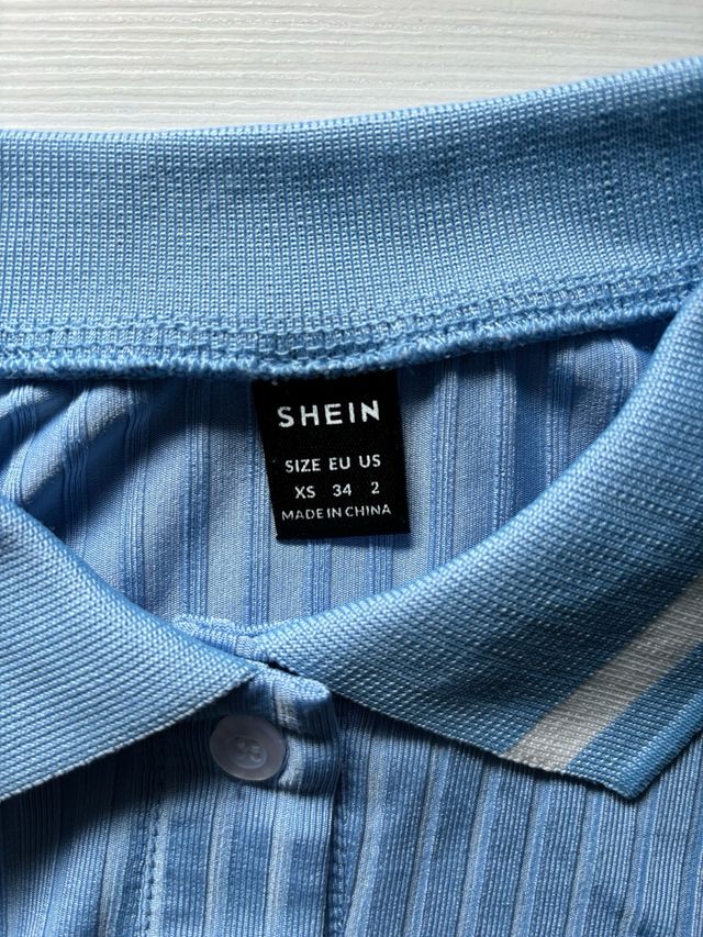 Top azul de manga corta y cuello vuelto