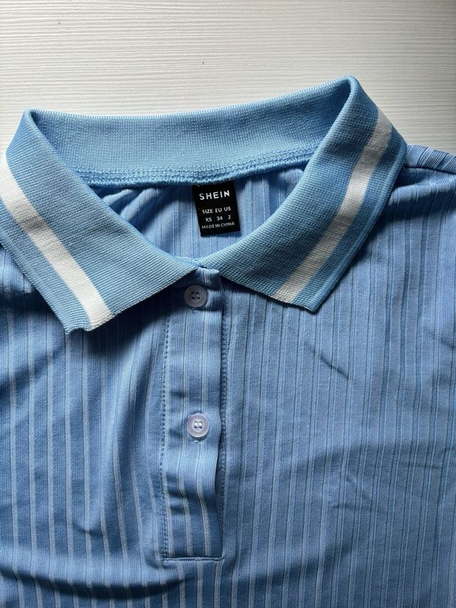 Top azul de manga corta y cuello vuelto