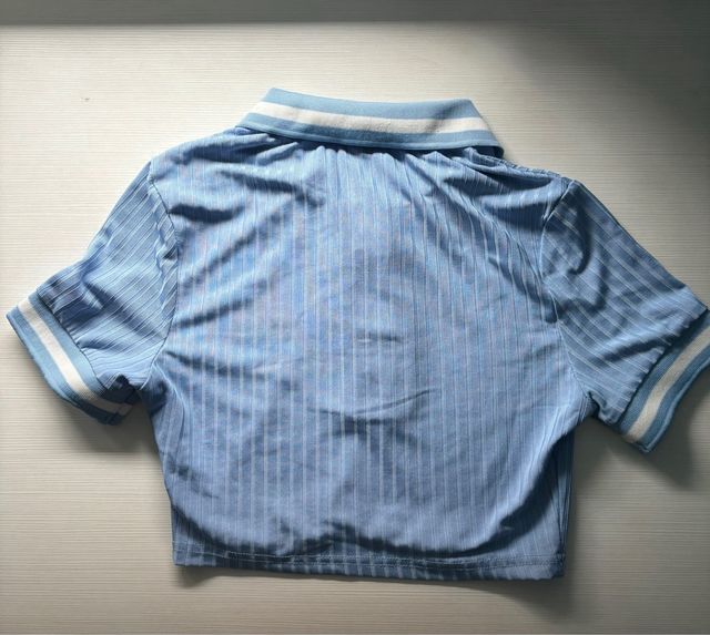 Top azul de manga corta y cuello vuelto