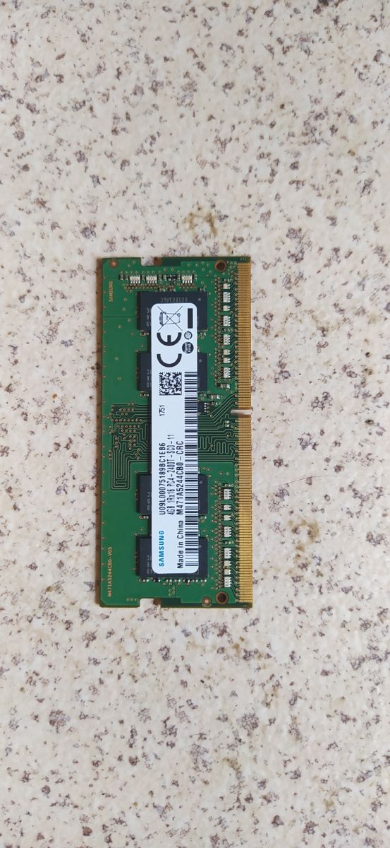 Placa memoria RAM DDR4 SAMSUNG...es de 4gb.
