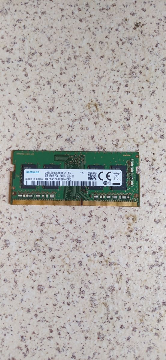 Placa memoria RAM DDR4 SAMSUNG...es de 4gb.