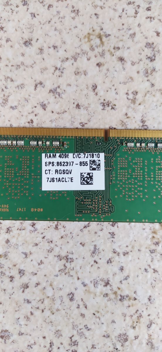 Placa memoria RAM DDR4 SAMSUNG...es de 4gb.