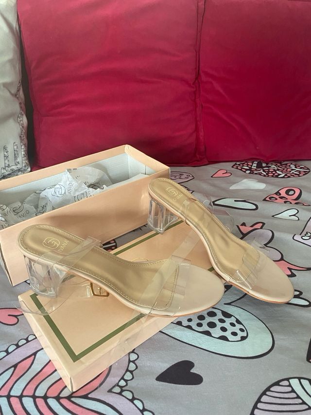 Tacones transparentes totalmente nuevos sin usar