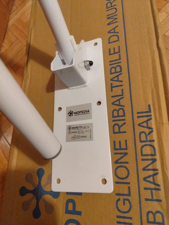 Soporte barra abatible seguridad baño WC