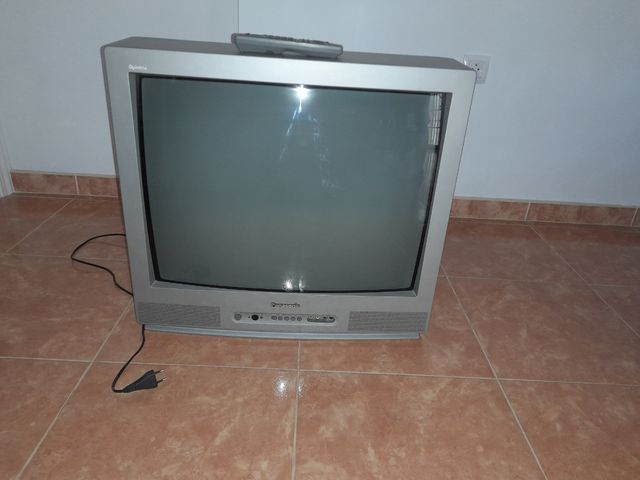 Televisor con fondo Panasonic 28"