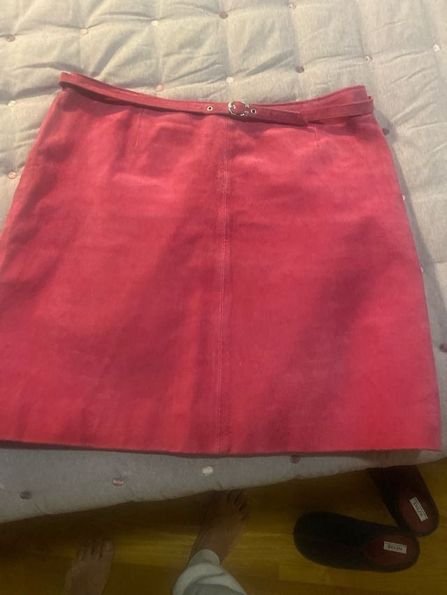 Falda recta corta fucsia ante,