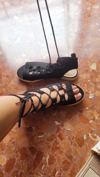 Sandalia negra con suela de esparto