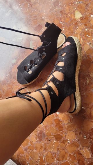 Sandalia negra con suela de esparto