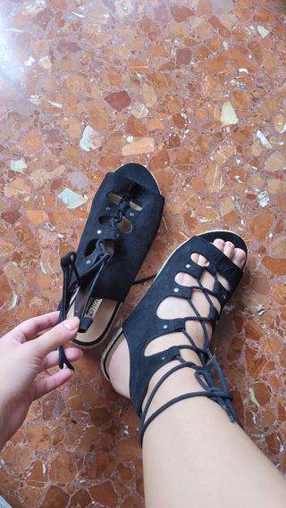 Sandalia negra con suela de esparto