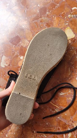 Sandalia negra con suela de esparto