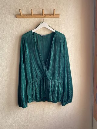 Blusa verde plisada - zara