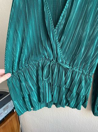Blusa verde plisada - zara