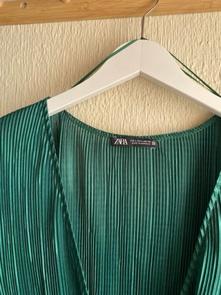 Blusa verde plisada - zara