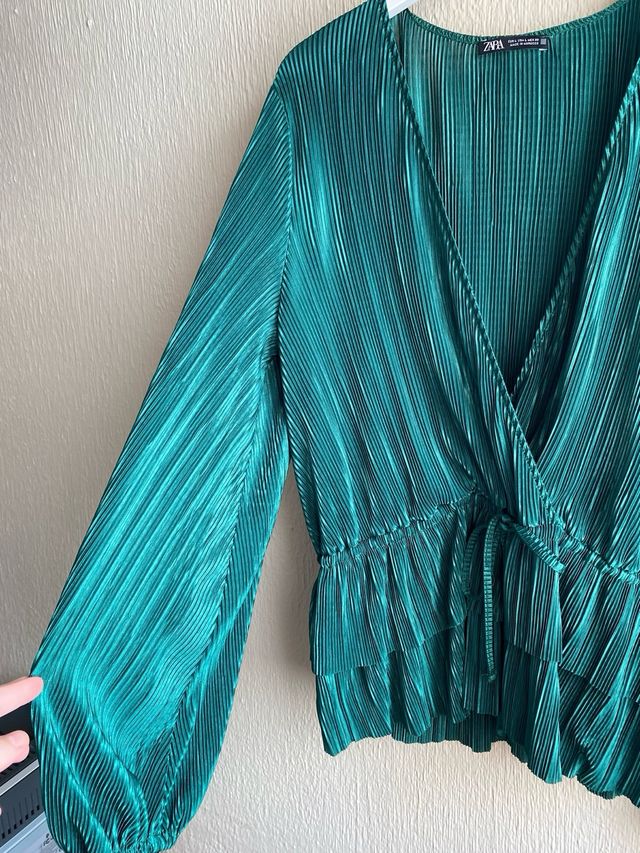 Blusa verde plisada - zara