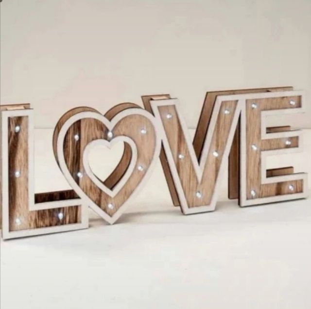 Rótulo LOVE bodas. Luz cálida.