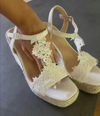 Sandalias cuña novia. Encaje. 38.