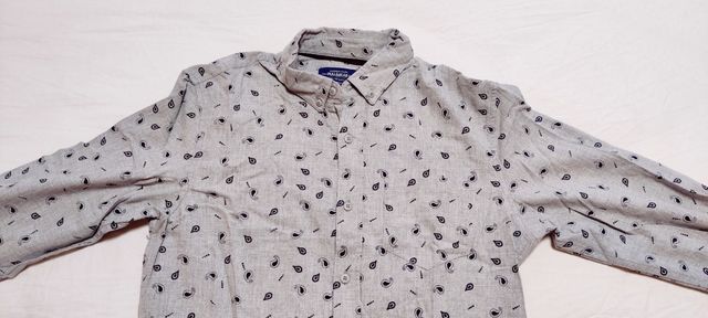 Camisa estampada pull&bear gris talla M