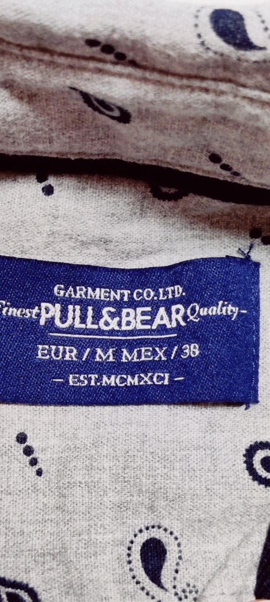 Camisa estampada pull&bear gris talla M