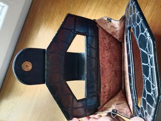 Bolso piel negro sobre fiesta vintage