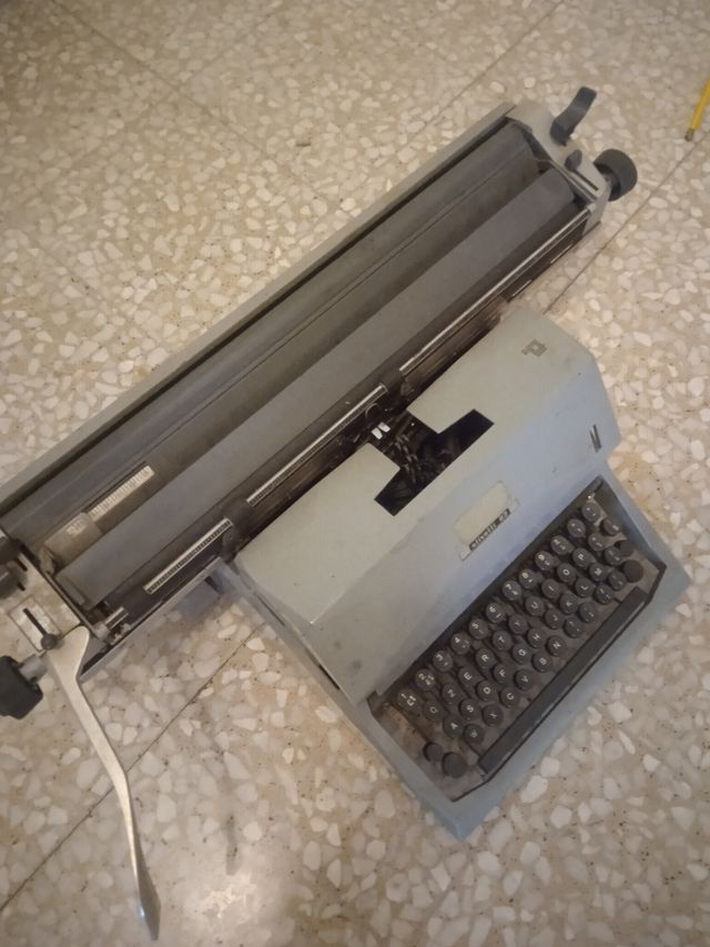 Macchina da scrivere Olivetti