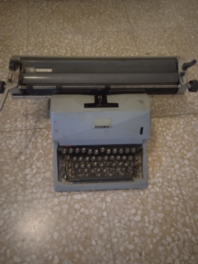 Macchina da scrivere Olivetti