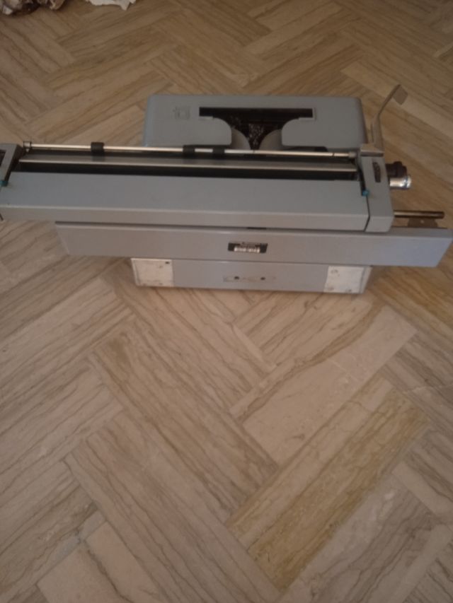 Macchina da scrivere Olivetti