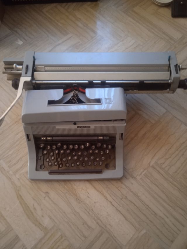 Macchina da scrivere Olivetti