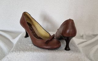 Zapato de piel de tacón