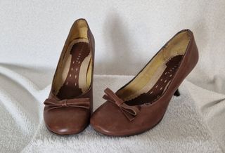 Zapato de piel de tacón